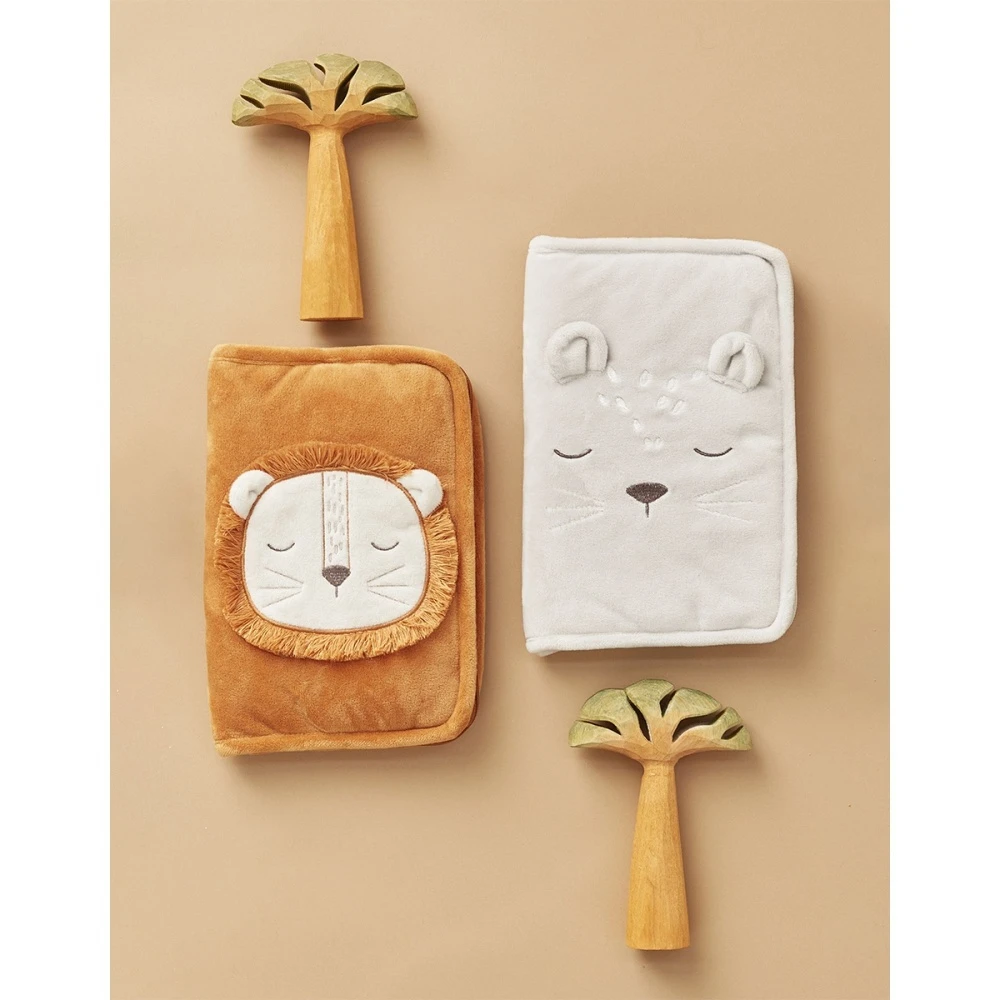 Protège Carnet De Santé Kendi En Veloudoux Gris 4 Protège Carnet De Santé Kendi En Veloudoux Gris – Image 4