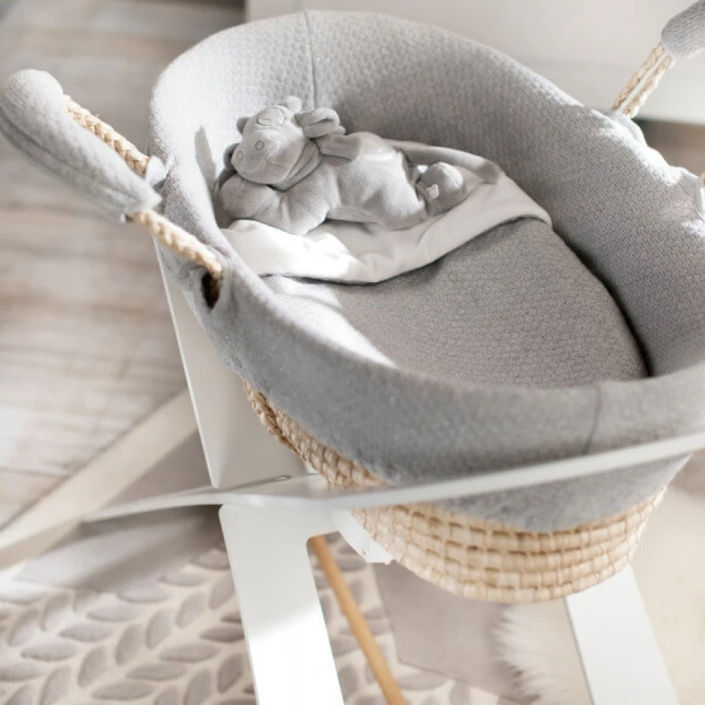 Support De Couffin Blanc Avec Barre De Support En Bois 7 Support De Couffin Blanc Avec Barre De Support En Bois – Image 7