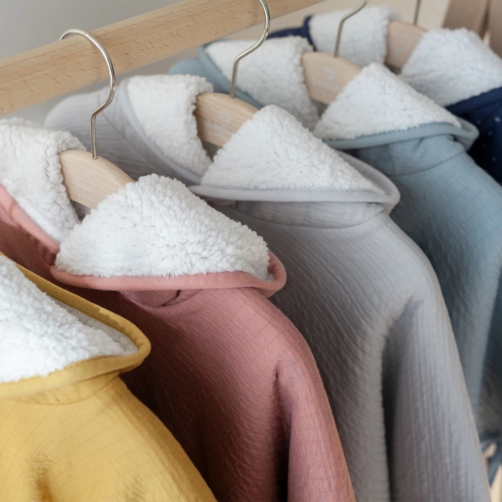 Poncho Pour Siège Auto Teddy Et Gaze De Coton Cadum Gris Clair 2 Poncho Pour Siège Auto Teddy Et Gaze De Coton Cadum Gris Clair – Image 2