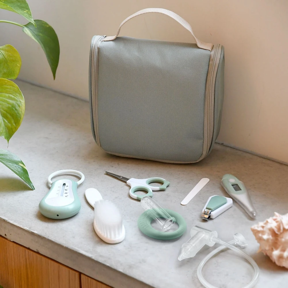 Beaba Trousse De Toilette Nomade 9 Accessoires Sage Green 6 Beaba Trousse De Toilette Nomade 9 Accessoires Sage Green – Image 6