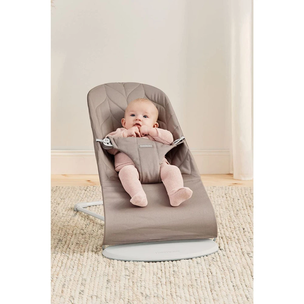 Babybjorn Transat Bébé Bliss Coton Matelassé Pétale Gris Sable 3 Babybjorn Transat Bébé Bliss Coton Matelassé Pétale Gris Sable – Image 3
