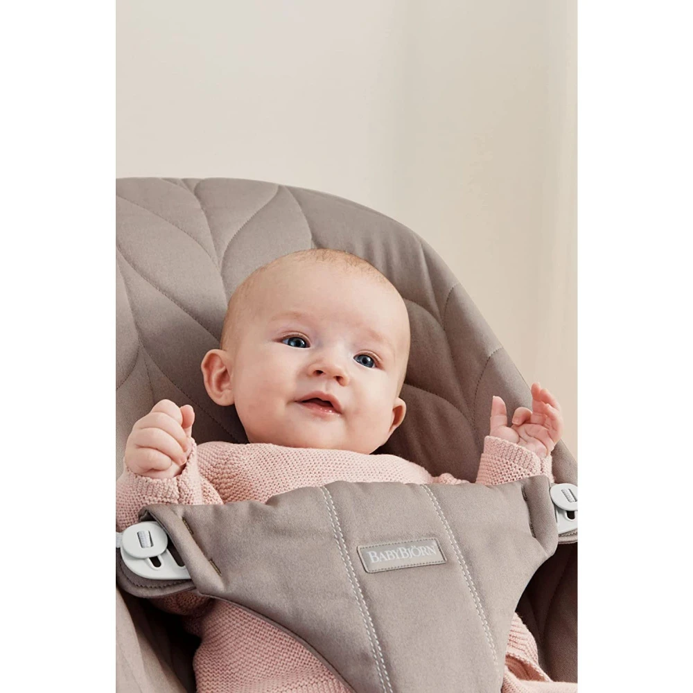 Babybjorn Transat Bébé Bliss Coton Matelassé Pétale Gris Sable 4 Babybjorn Transat Bébé Bliss Coton Matelassé Pétale Gris Sable – Image 4