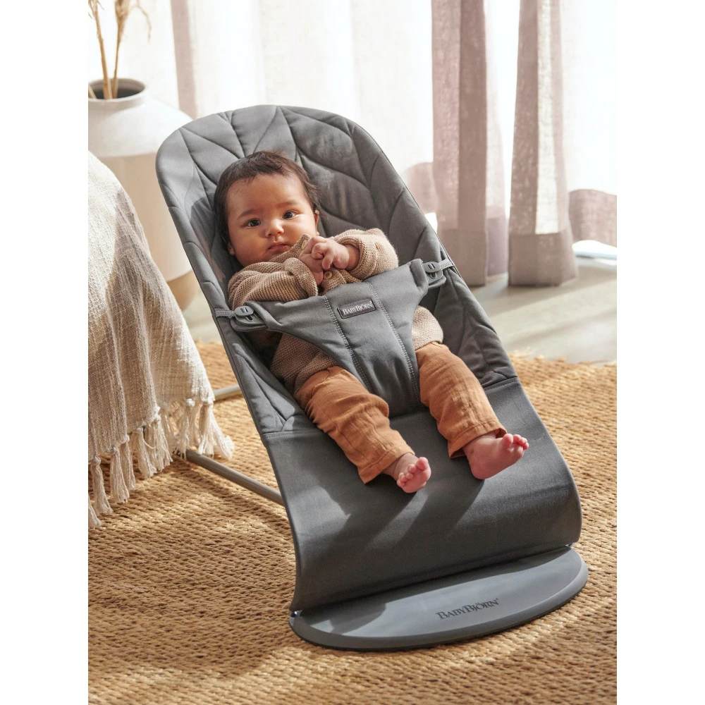 Babybjorn Transat Bébé Bliss Coton Matelassé Pétale Anthracite 2 Babybjorn Transat Bébé Bliss Coton Matelassé Pétale Anthracite – Image 2