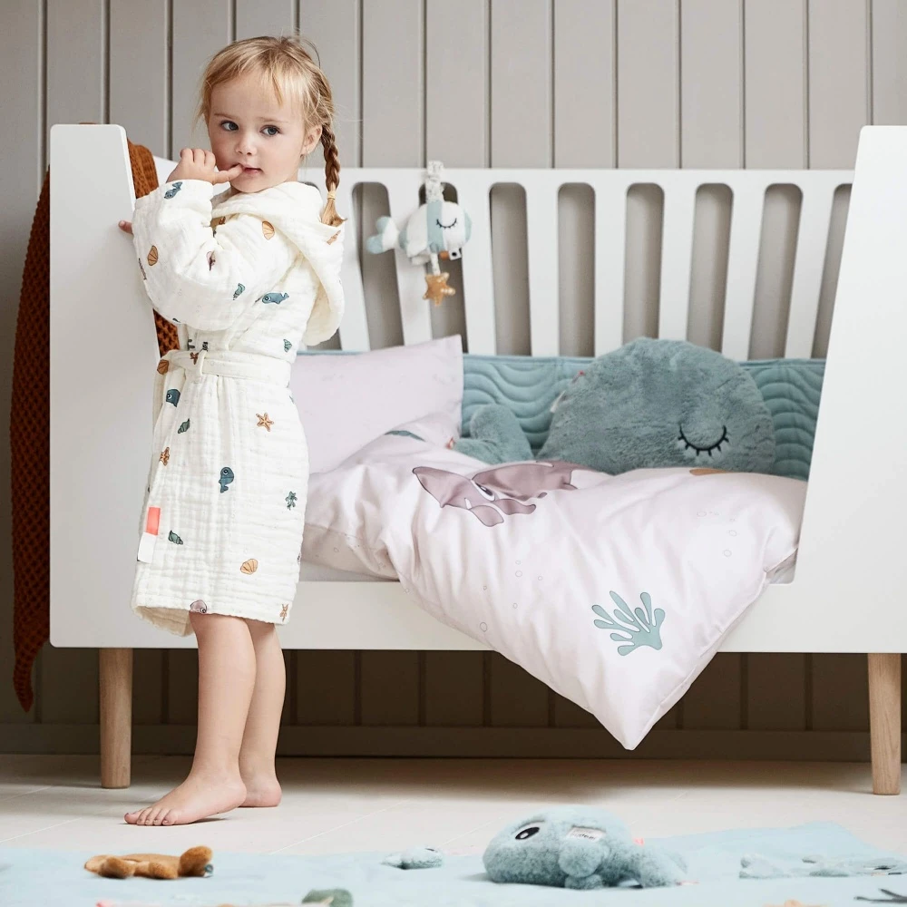 Done By Deer Tour De Lit Matelassé Waves Bleu 3 Done By Deer Tour De Lit Matelassé Waves Bleu – Image 3