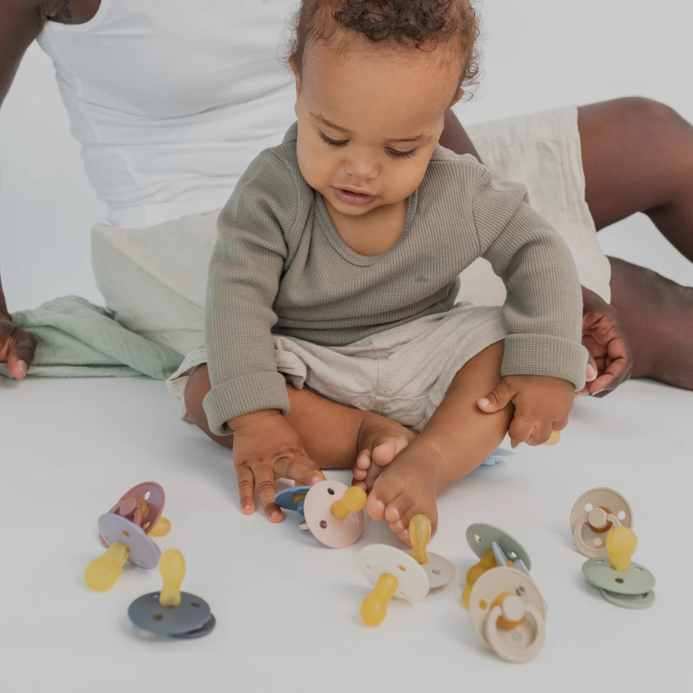 BIBS Pack De 2 Sucettes Colour Caoutchouc Anatomique 0-6 Mois Baby Blue Et Petrol 8 BIBS Pack De 2 Sucettes Colour Caoutchouc Anatomique 0-6 Mois Baby Blue Et Petrol – Image 8