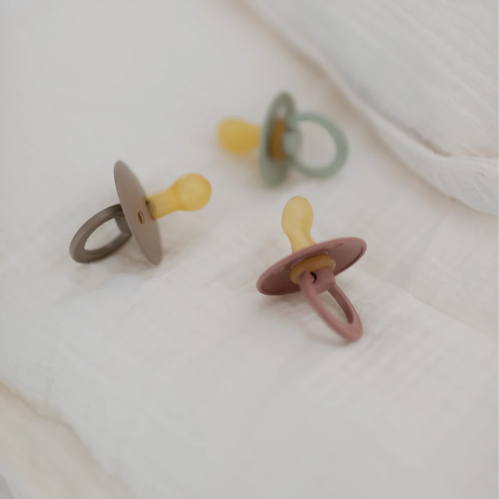 BIBS Pack De 2 Sucettes Colour Caoutchouc Anatomique 0-6 Mois Baby Blue Et Petrol 10 BIBS Pack De 2 Sucettes Colour Caoutchouc Anatomique 0-6 Mois Baby Blue Et Petrol – Image 10