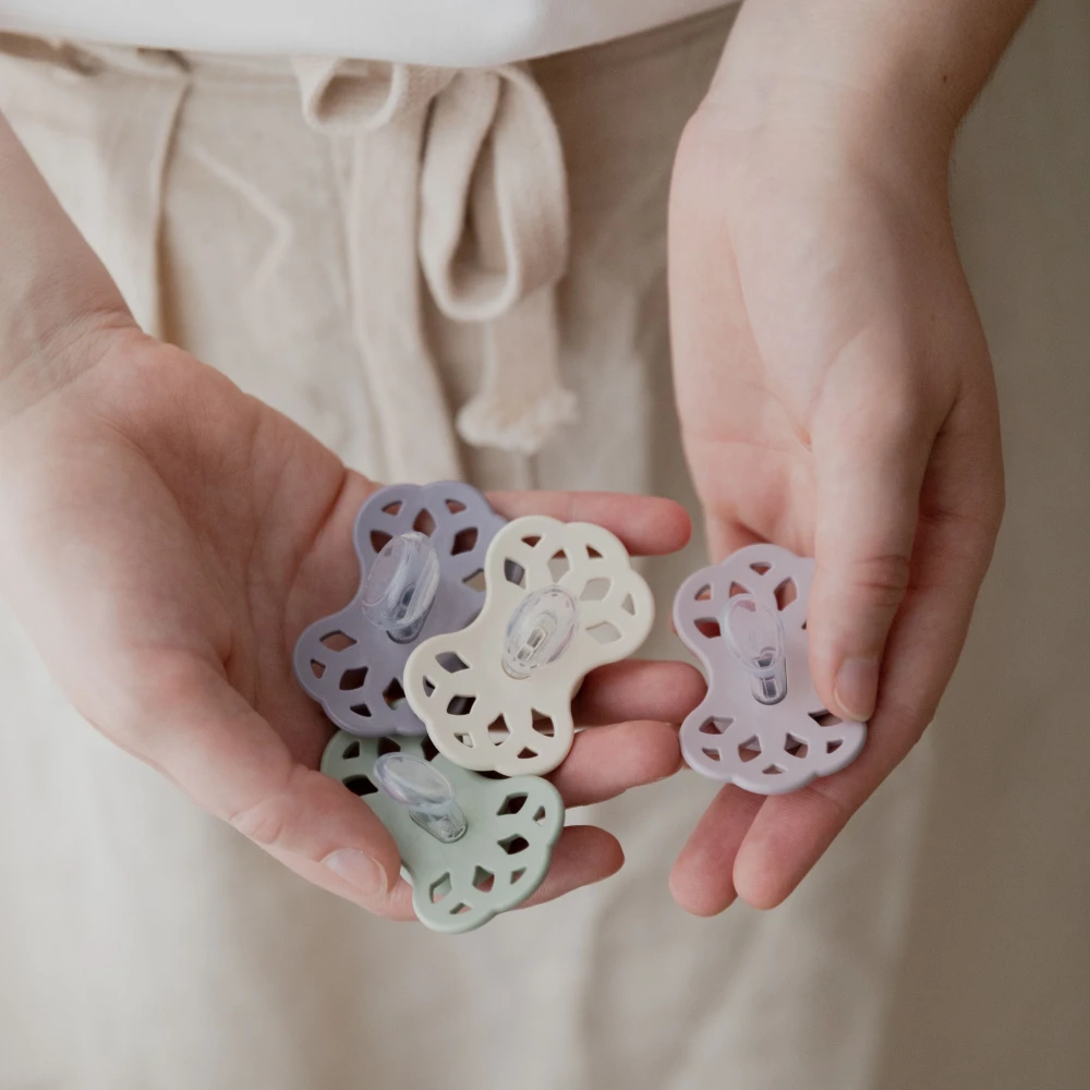 BIBS Pack De 2 Sucettes Infinity Silicone Anatomique 0-6 Mois Vanilla Et Peach 9 BIBS Pack De 2 Sucettes Infinity Silicone Anatomique 0-6 Mois Vanilla Et Peach – Image 9