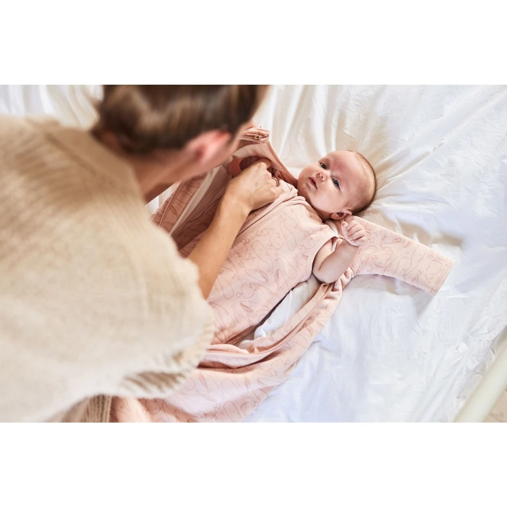 Jollein Gigoteuse 4 Saisons 6-18 Mois Whales Pale Pink 2 Jollein Gigoteuse 4 Saisons 6-18 Mois Whales Pale Pink – Image 2