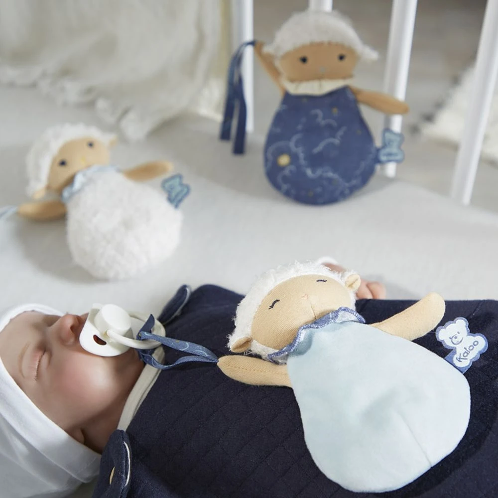 Kaloo Set De 3 Doudous Moutons Attache Sucette 2 Kaloo Set De 3 Doudous Moutons Attache Sucette – Image 2