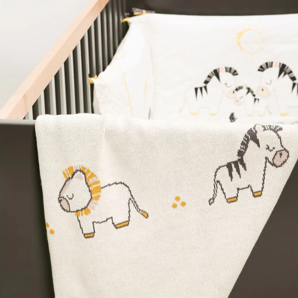 Couverture Bébé En Maille 80x100cm Pluche Et Pompon 4 Couverture Bébé En Maille 80x100cm Pluche Et Pompon – Image 4